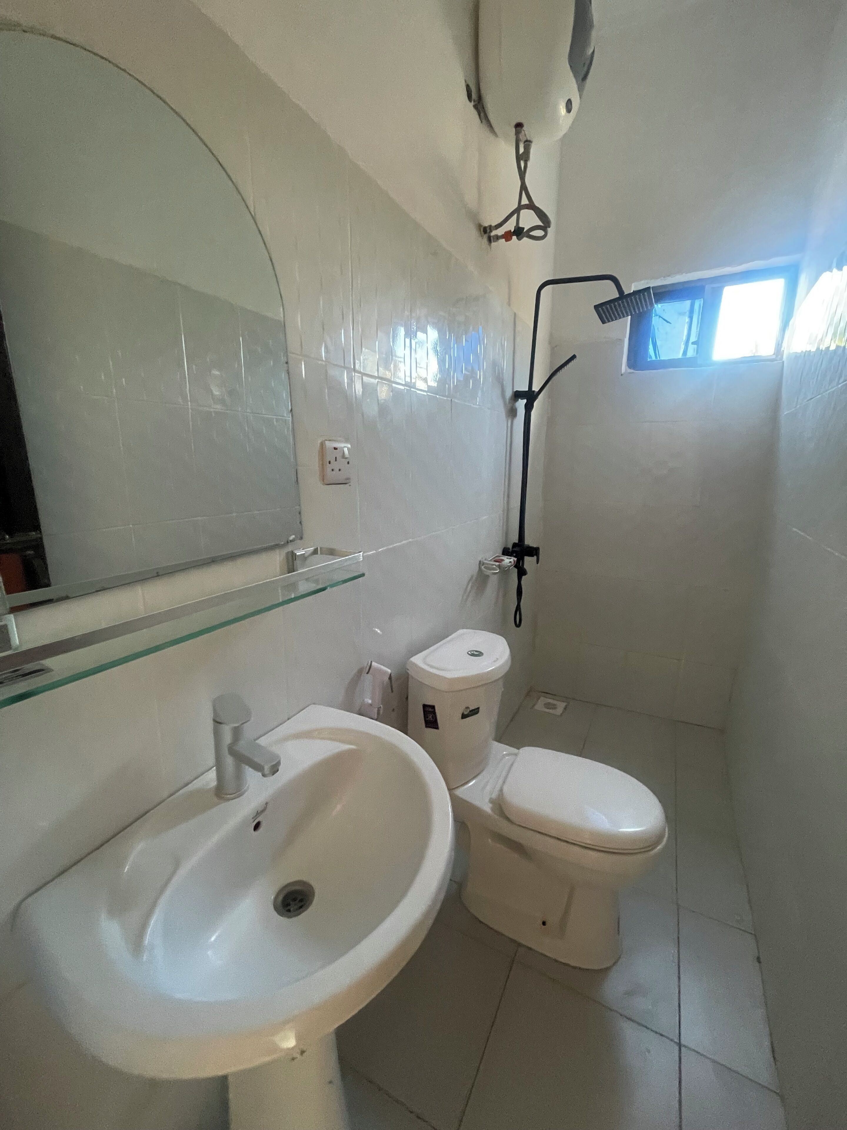 Familien-Studiosuite, Meerblick | Badezimmer | Dusche, Hausschuhe, Bidet, Handtücher