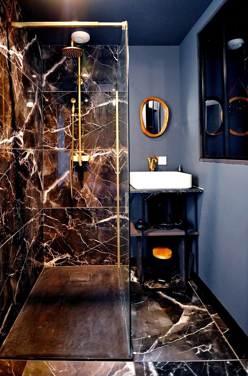 Baignoire à jets, sèche-cheveux, serviettes fournies, savon