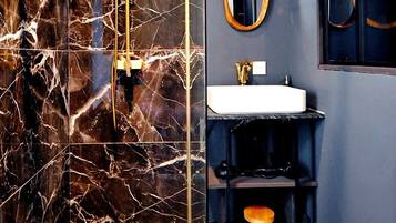 Baignoire à jets, sèche-cheveux, serviettes fournies, savon