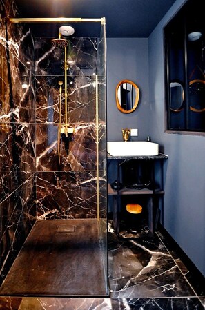 Jetted bath, hair dryer, towels, soap - La Suite 7ième ciel étoilé/Private XXL spa/High-speed Internet/2 min center (Bourgoin-Jallieu)