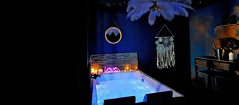 La Suite 7ième ciel étoilé/Private XXL spa/High-speed Internet/2 min center