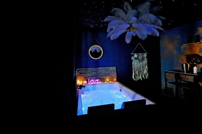 La Suite 7ième ciel étoilé/Private XXL spa/High-speed Internet/2 min center