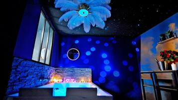 Baignoire Ă jets, sĂšche-cheveux, serviettes fournies, savon