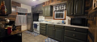 Charming Cape Cod just minutes from YSU!