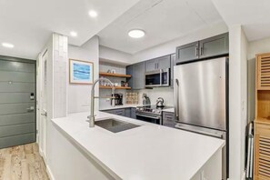 Réfrigérateur, four à micro-ondes, un four, surface de cuisson