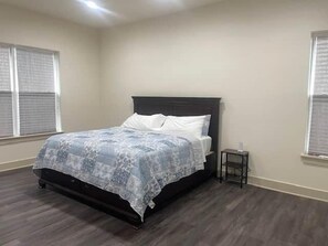 4 dormitoris, planxa i posts de planxar, wifi i roba de llit 