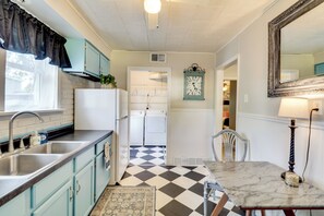 Fridge, microwave, oven, stovetop - Home < 3 Mi to Rte 66 & Lake Lou Yaeger! (Litchfield)