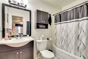 Hair dryer, towels - Home < 3 Mi to Rte 66 & Lake Lou Yaeger! (Litchfield)