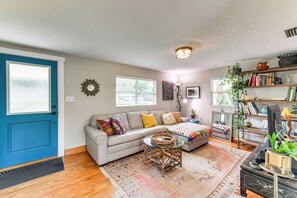 TV, books - < 3 Mi to Dtwn: Pet-Friendly Sarasota Stay w/ Yard (Sarasota)