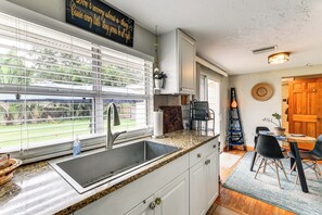 Réfrigérateur, micro-ondes, plaque de cuisson, cafetière/bouilloire