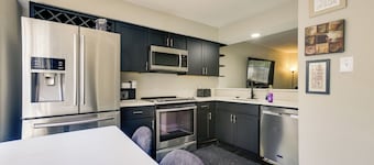 4 Mi to IAH: Suburban Houston Townhome