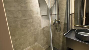 Douche, sèche-cheveux, serviettes fournies, savon