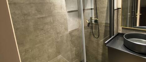 Dusche, Haartrockner, Handtücher, Seife