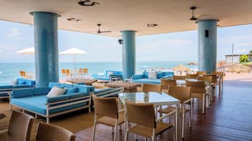 2 bares y bar junto a la piscina