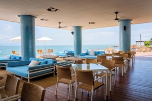 2 bars/lounges, poolside bar