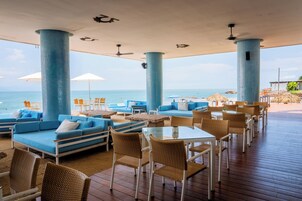 2 bares y bar junto a la piscina