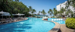 2 piscines extérieures, parasols de plage, chaises longues