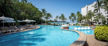 2 piscinas al aire libre (de 09:00 a 21:00), sombrillas, tumbonas