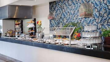 2 restaurants, breakfast, lunch, dinner served; international cuisine