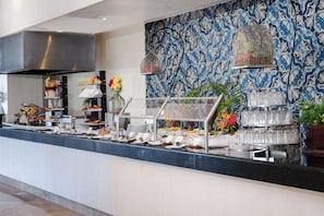 2 restaurantes, café da manhã, culinária internacional