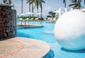 2 piscinas externas, funciona das 9h às 21h, guarda-sóis