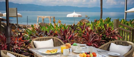 2 restaurants, breakfast, lunch, dinner served; international cuisine