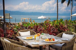 2 restaurantes; se sirven desayunos, almuerzos y cocina internacional 