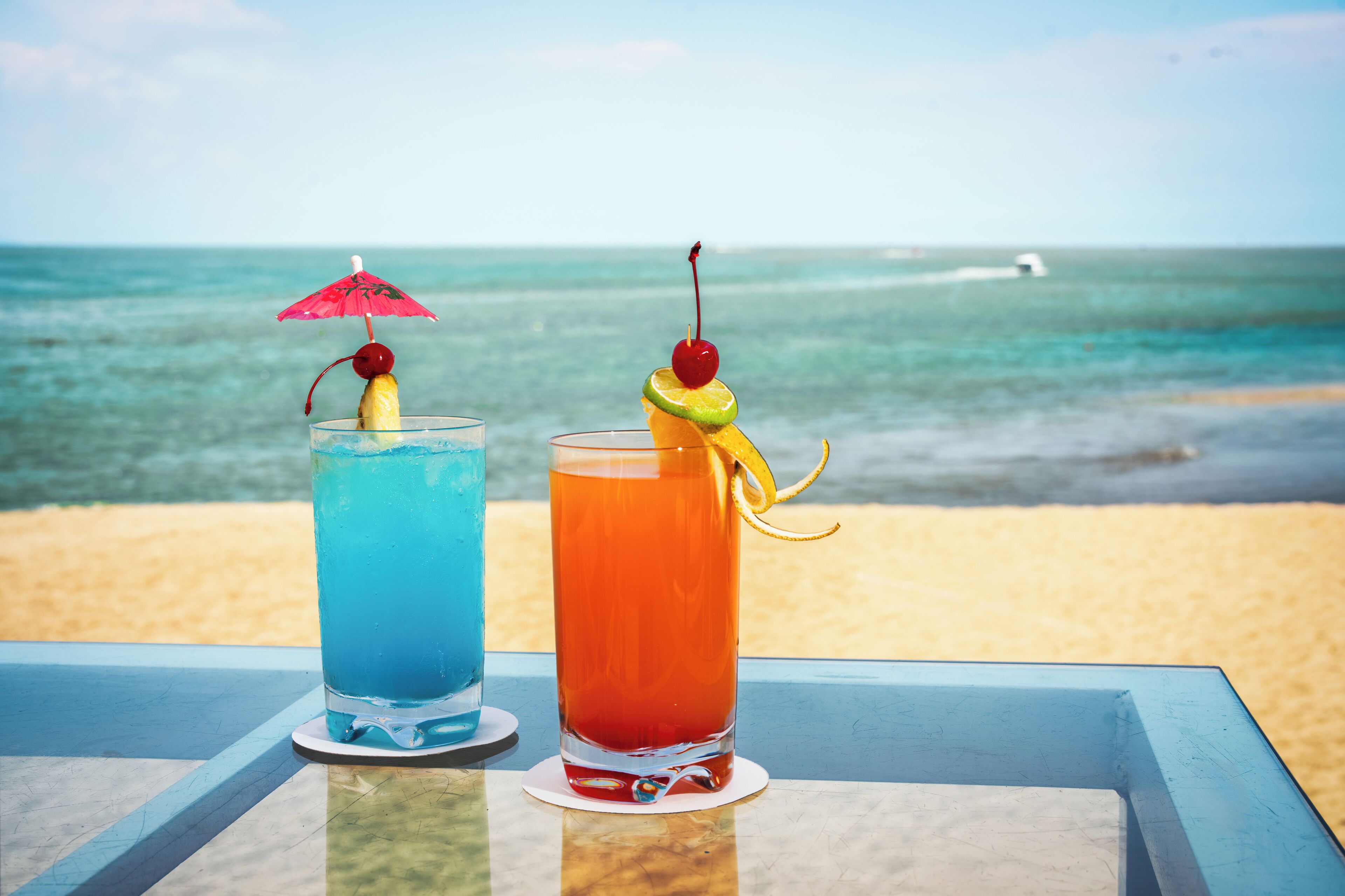2 bars/lounges, poolside bar