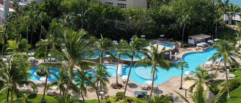 2 buitenzwembaden, parasols voor strand/zwembad