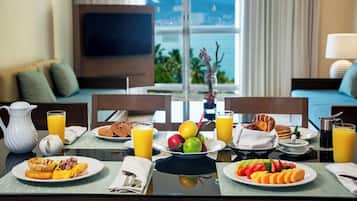 Daily continental breakfast (MXN 410 per person)