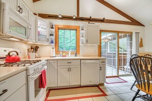 Réfrigérateur, micro-ondes, plaque de cuisson, lave-vaisselle