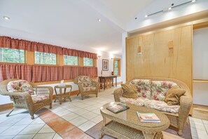 TV, fireplace, DVD player, books - Walk to Water: Outdoor Gem w/ Bunkhouse in Madison (Madison)