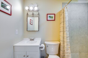 Hair dryer, towels - Pets Welcome! Cozy Family Apartment in Sterling (Sterling)