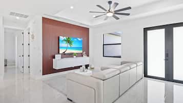 Smart TV, chimenea, futbolito y libros