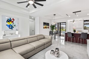 Smart-TV, Kamin, Tischfußball, Bücher