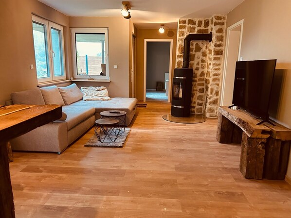 TV, fireplace