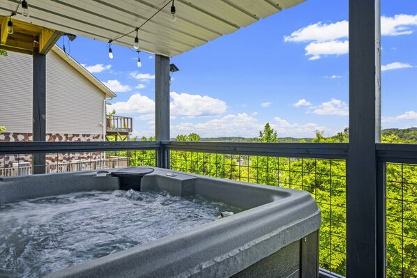 Outdoor spa tub - Wolfpack Retreat I- Fishing Pond (Sevierville)