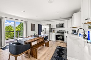 Réfrigérateur, four à micro-ondes, un four, surface de cuisson