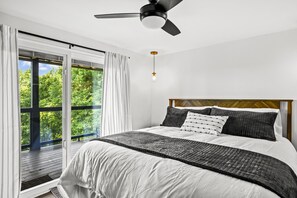 3 bedrooms, desk, iron/ironing board, free WiFi - Wolfpack Retreat I- Fishing Pond (Sevierville)