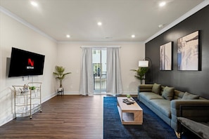 Apartamento | Zona de estar | Una televisión, películas de pago, servicios de streaming
