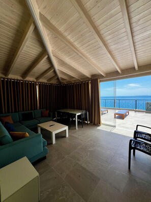 Interior - Le Monde (Borsh)