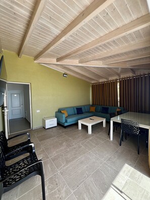 Living area - Le Monde (Borsh)