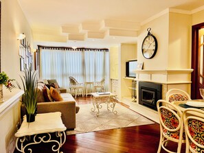 Smart TV, fireplace
