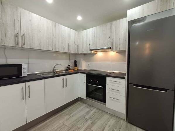 Fridge, microwave, oven, cookware/dishes/utensils