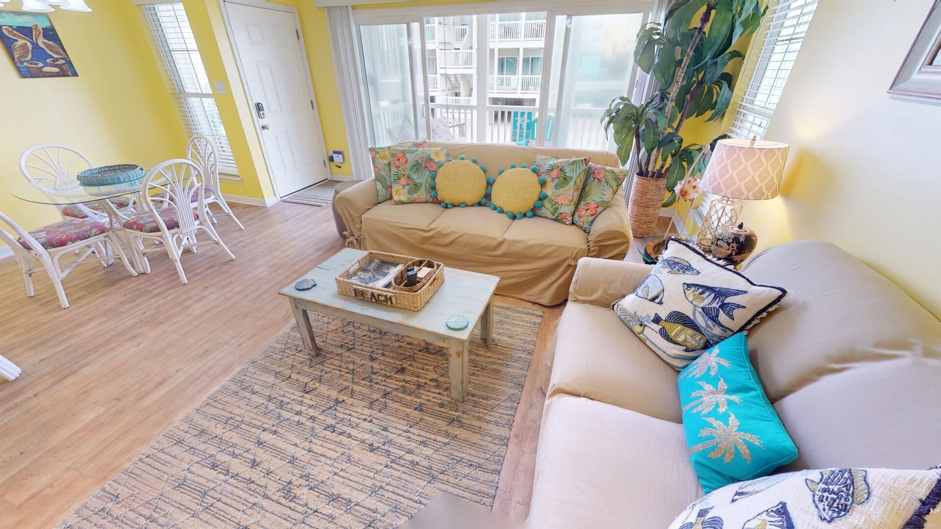 Un salon comprenant un canapé, une table basse et un coin repas avec des chaises et une table.