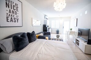 1 habitación, escritorio, tabla de planchar con plancha y wifi 