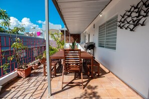 Outdoor dining - Casa Paloma「UNIT 3 「Vejigante」Walk to beach (San Juan)