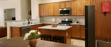 Een microgolfoven, een oven, een kookplaat, een vaatwasser