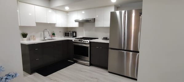 Four Ă micro-ondes, un four, surface de cuisson