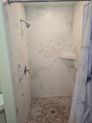 Dusche, Handtücher, Toilettenpapier